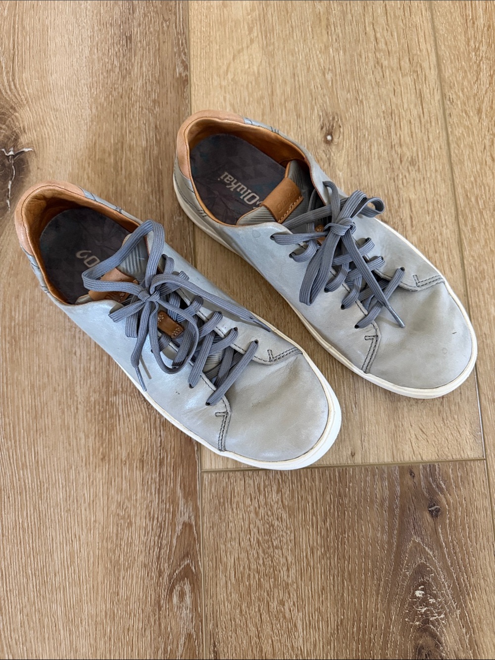 OluKai | Men's Gray Leather Sneakers with Tan Collar Accent | size 9